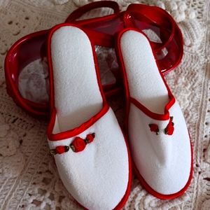 ADORABLE, NEW VINTAGE SLIPPERS WITH CARRYING CASE!